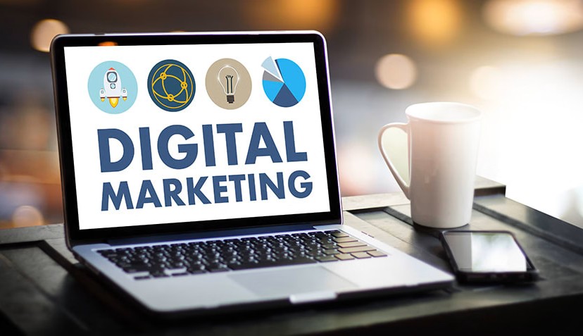 Professional trainer guiding students on social media marketing
